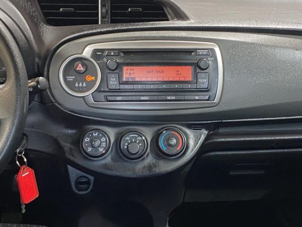 Toyota Yaris Cool 1.33, Klimaanlage, Radio/CD, Nebelscheinwerfer, super red 5 (rot) – Bild 14
