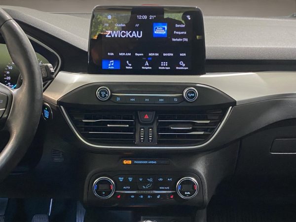Ford Focus Cool+Connect, Climatronic, NAVI, Tempomat, Winter-P., iridium-schwarz metallic – Bild 14