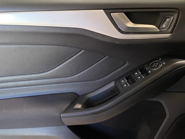 Ford Focus Cool+Connect, Climatronic, NAVI, Tempomat, Winter-P., iridium-schwarz metallic – Bild 15
