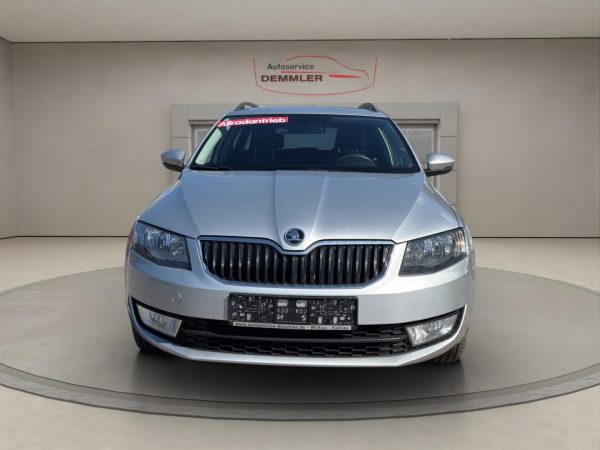Skoda Octavia Combi 4x4,Climatronic,AHK,Tempomat,Parksensoren, brilliant-silber metallic – Bild 2