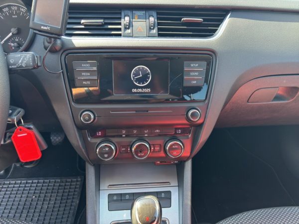 Skoda Octavia Combi 4x4,Climatronic,AHK,Tempomat,Parksensoren, brilliant-silber metallic – Bild 13