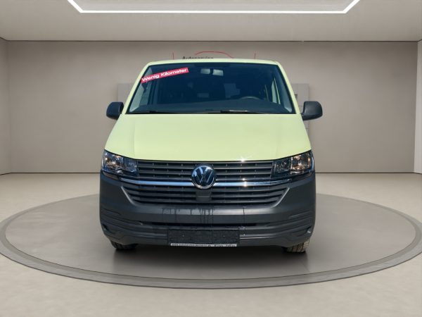 VW Transporter T6.1,2.0 TDI EU6d, 9-Sitzer, Klima, Berganfahrhilfe, gruen – Bild 2