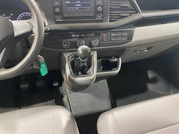 VW Transporter T6.1,2.0 TDI EU6d, 9-Sitzer, Klima, Berganfahrhilfe, gruen – Bild 13