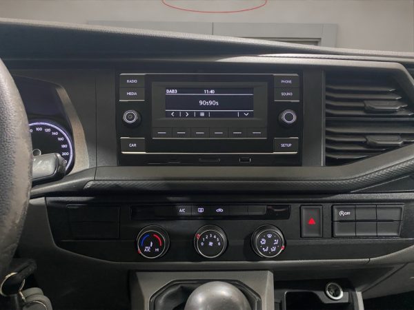 VW Transporter T6.1,2.0 TDI EU6d, 9-Sitzer, Klima, Berganfahrhilfe, gruen – Bild 14