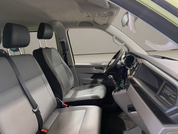 VW Transporter T6.1,2.0 TDI EU6d, 9-Sitzer, Klima, Berganfahrhilfe, gruen – Bild 16