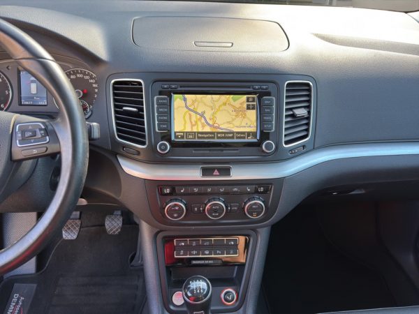 VW Sharan Highline 2.0 TDI,Pano-Dach,Navi,AHK,Winter-Paket, oryxweiß perlmutteffekt – Bild 13