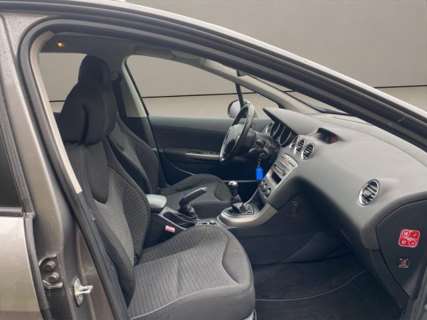 Peugeot 308 SW Sport, Panorama-Dach, Tempomat, Klima, lackierung moondust/metallic-lackierung mit schutzlack (silber) – Bild 16