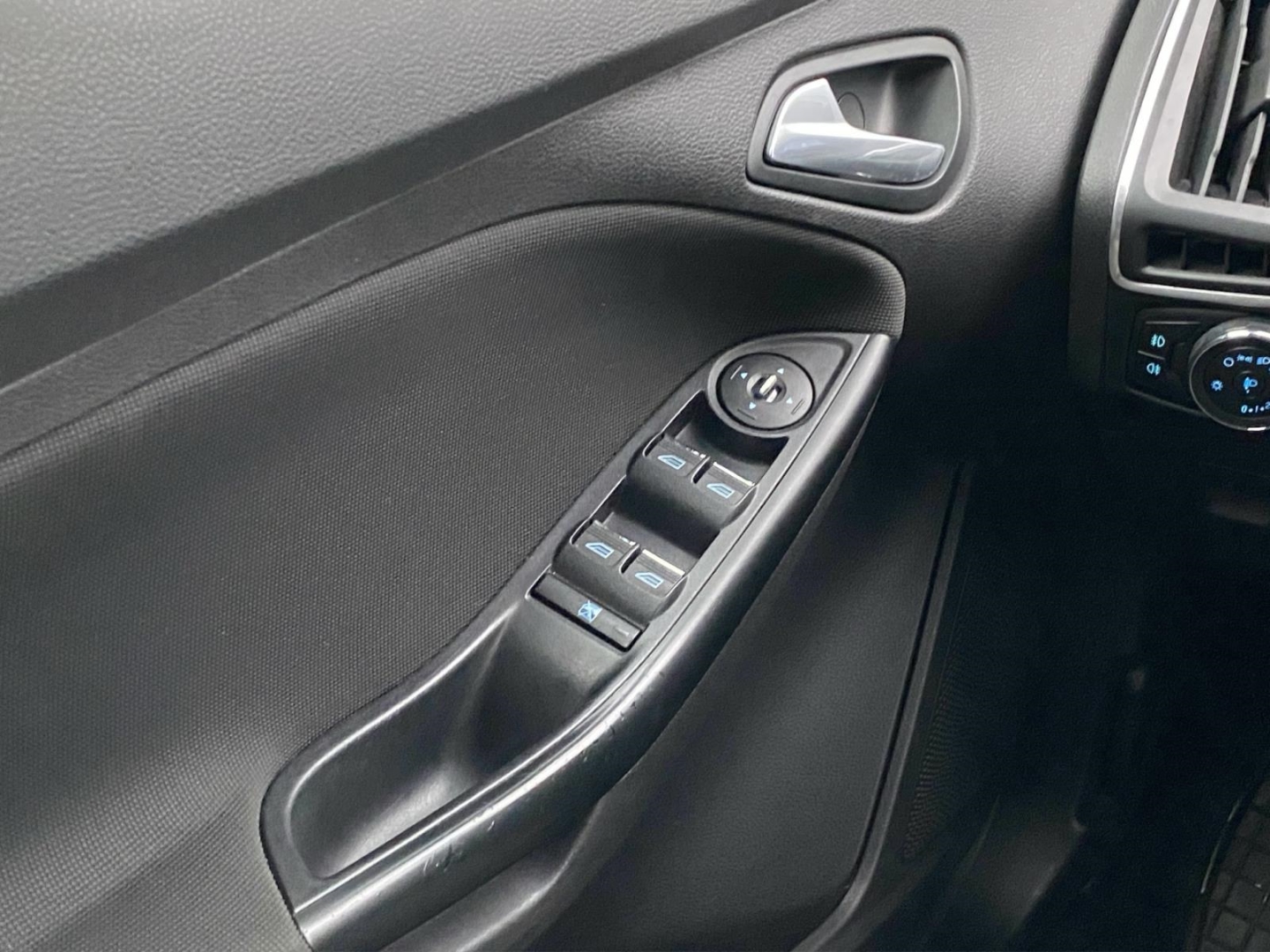 Ford Focus Champions Edition,Navi,Climatronic,Winter-P., candy-rot metallic – Bild 15