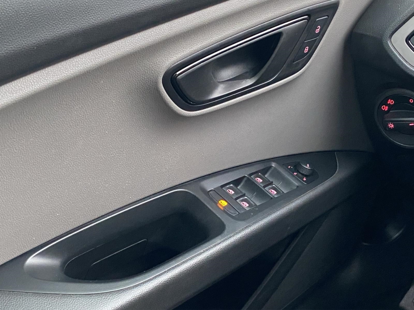 Seat Leon ST, Klimaautomatik, Tempomat, Sitzheizung, PDC, urban silber – Bild 15