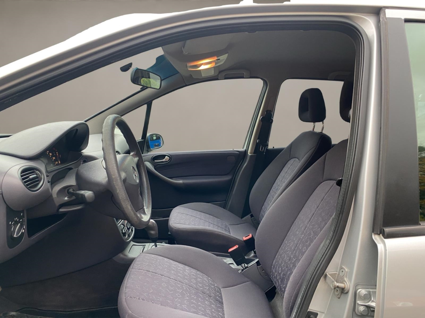 Mercedes-Benz A 160 A-Klasse, Klimaanlage, polarsilber - metalliclack – Bild 9