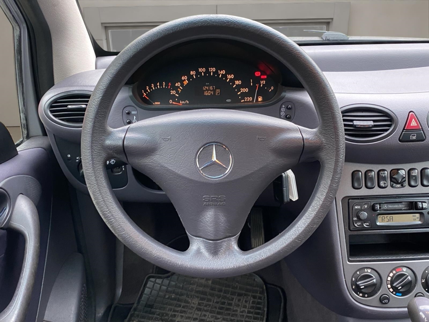 Mercedes-Benz A 160 A-Klasse, Klimaanlage, polarsilber - metalliclack – Bild 10