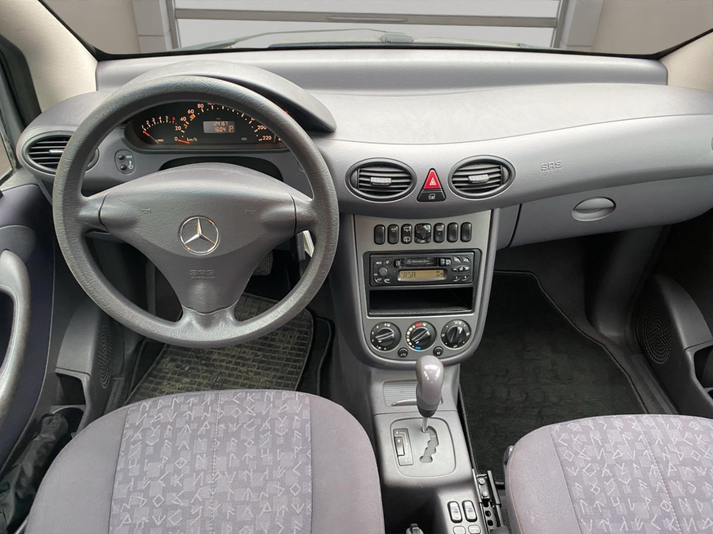 Mercedes-Benz A 160 A-Klasse, Klimaanlage, polarsilber - metalliclack – Bild 11