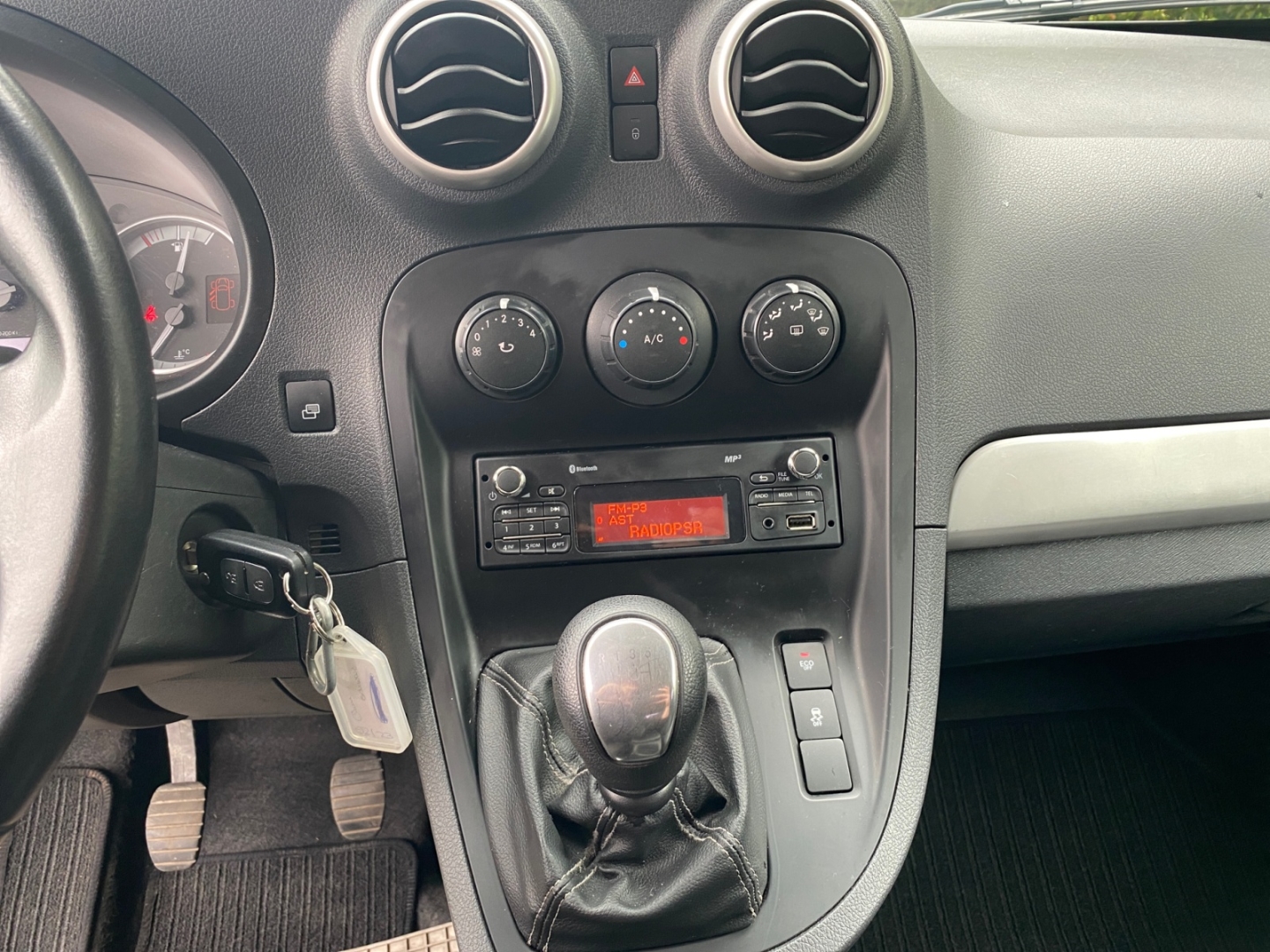 Mercedes-Benz Citan Kombi 111 CDI lang, dravitschwarz metallic – Bild 8