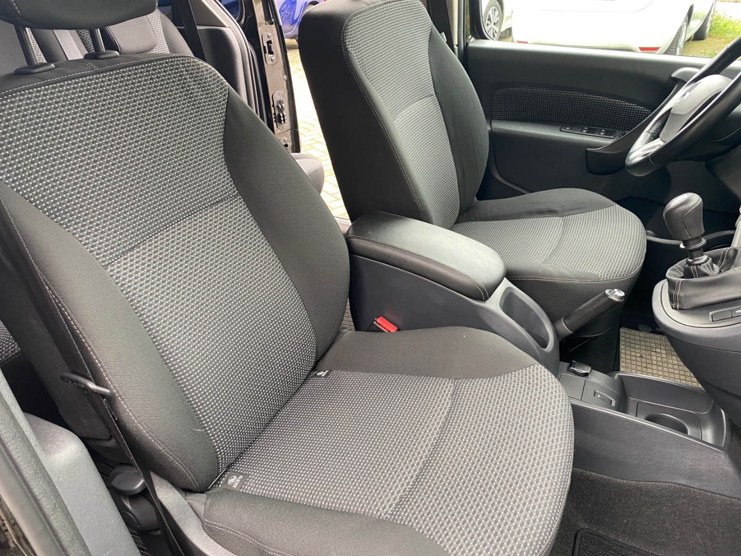 Mercedes-Benz Citan Kombi 111 CDI lang, dravitschwarz metallic – Bild 9