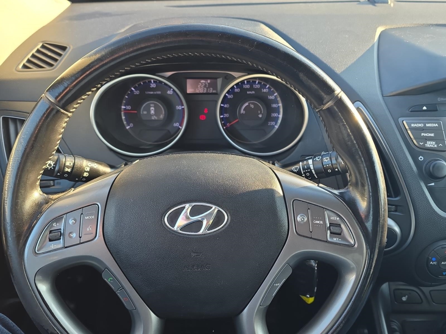 Hyundai ix35 FIFA World Cup Edition AWD,AHK,Tempomat,Sitzheizung, steel gray / met (grau) – Bild 17