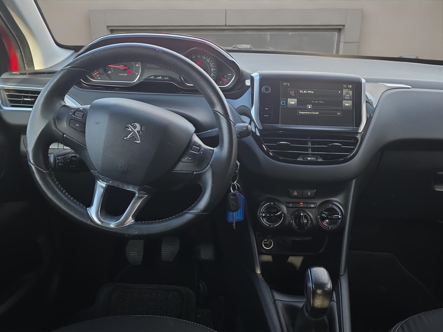 Peugeot 208 Style, Klima, Navi, Tempomat, Parksensoren, lackierung rot rubi/metallic-lackierung mit schutzlack – Bild 11