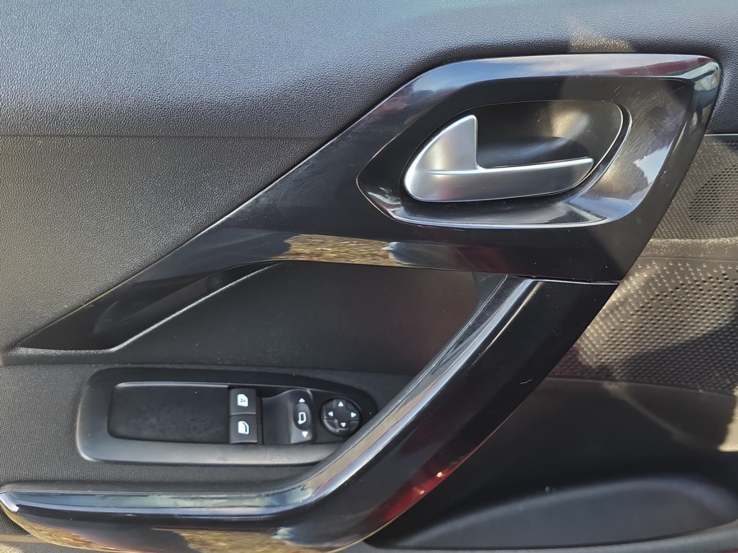 Peugeot 208 Style, Klima, Navi, Tempomat, Parksensoren, lackierung rot rubi/metallic-lackierung mit schutzlack – Bild 14