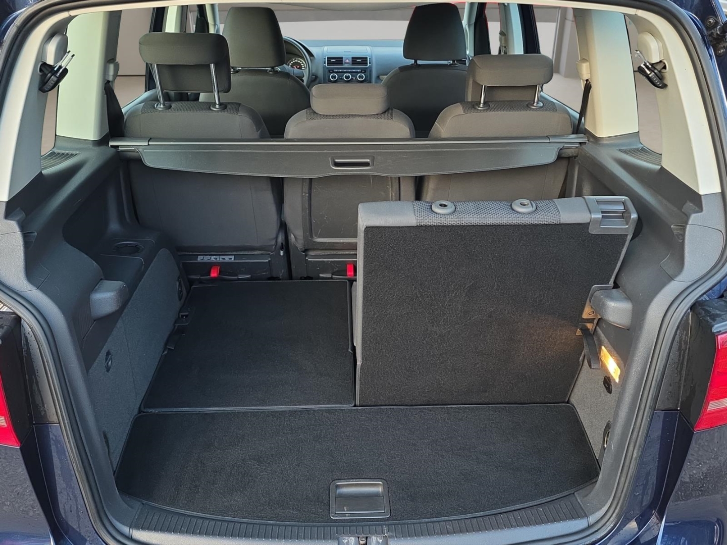 VW Touran 7-Sitzer, Climatic, PDC, Sitzheizung, night blue metallic (blau) – Bild 12