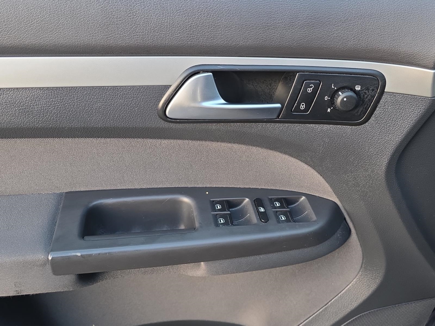 VW Touran 7-Sitzer, Climatic, PDC, Sitzheizung, night blue metallic (blau) – Bild 14