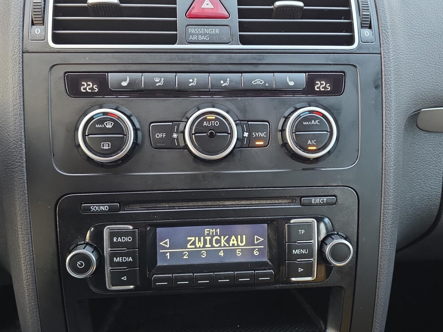 VW Touran 7-Sitzer, Climatic, PDC, Sitzheizung, night blue metallic (blau) – Bild 16