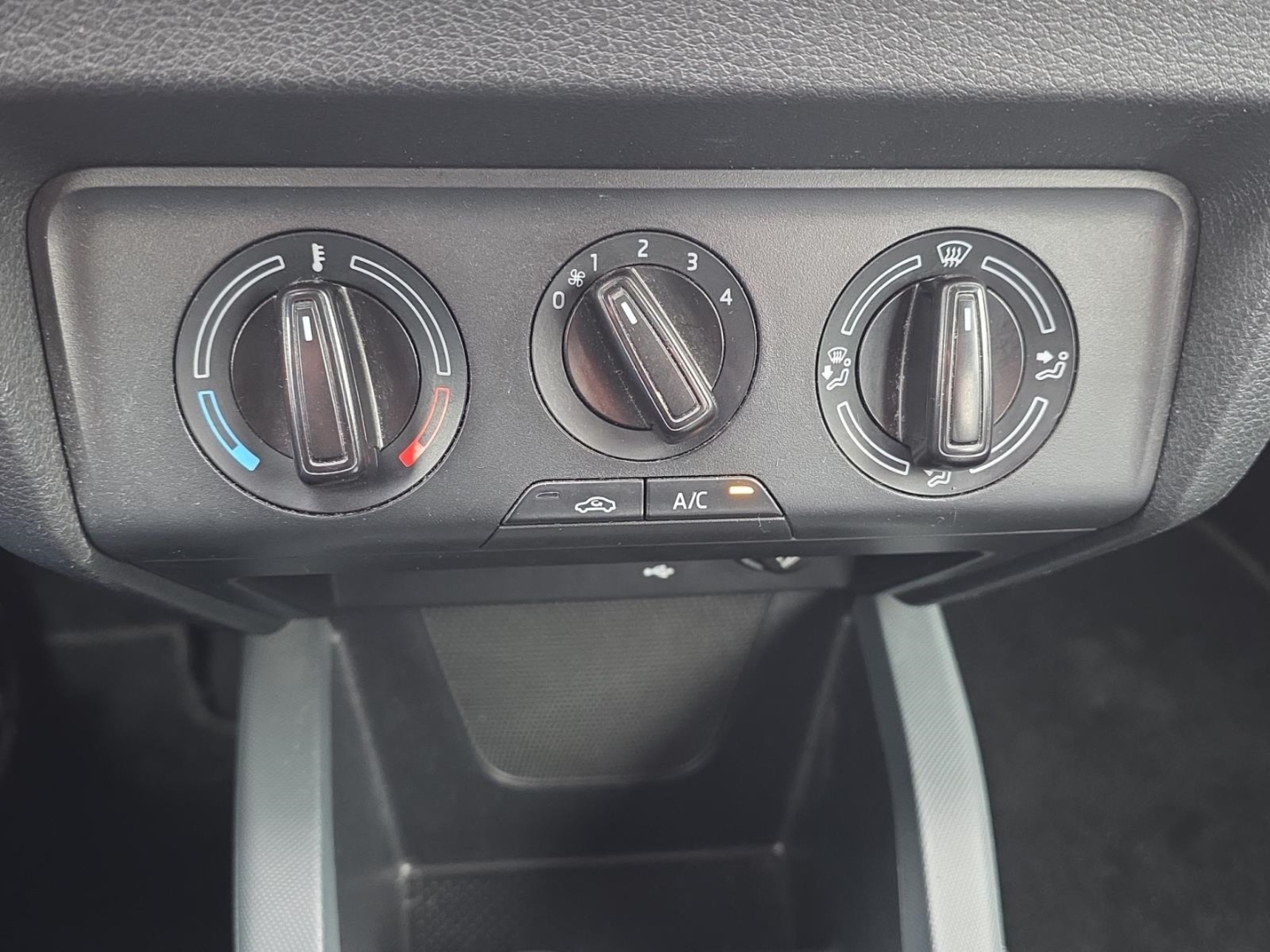 Skoda Fabia Cool Plus 1.0 Klima, Sitzheizung, Radio MP3, corrida-rot – Bild 17