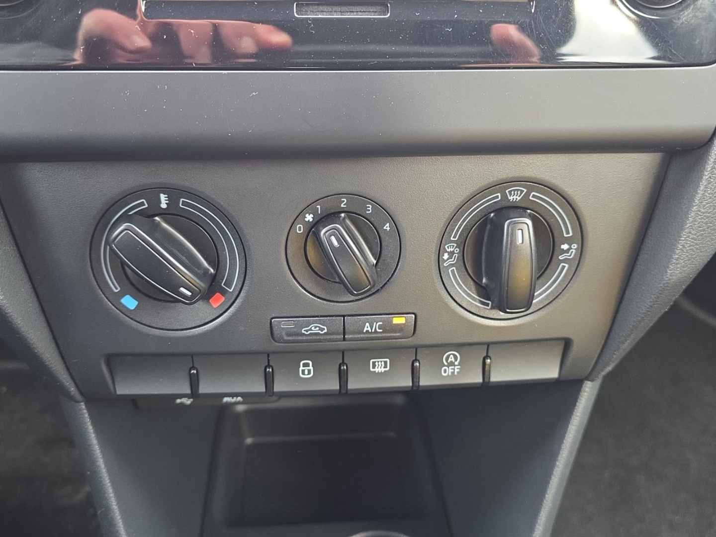 Skoda Rapid Spaceback Cool Edition 1.2, DSG, Klima,PDC, brilliant-silber metallic – Bild 17