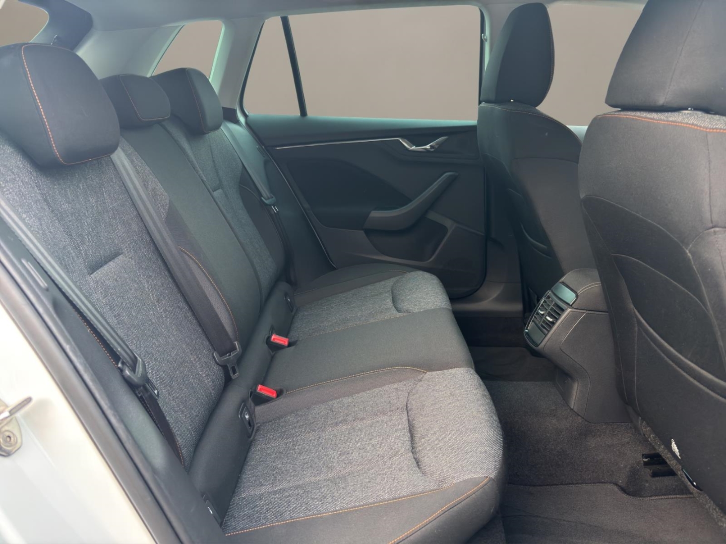 Skoda Kamiq Clever,LED,Climatronic,Tempomat,Sitzheizung,PDC, moon-weiss metallic – Bild 10