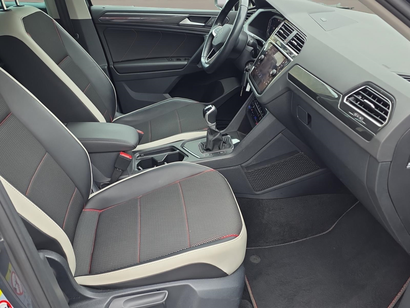 VW Tiguan Urban Sport 2.0 TDI, Standheizung, AHK schwenkbar, Navi, uranograu – Bild 9