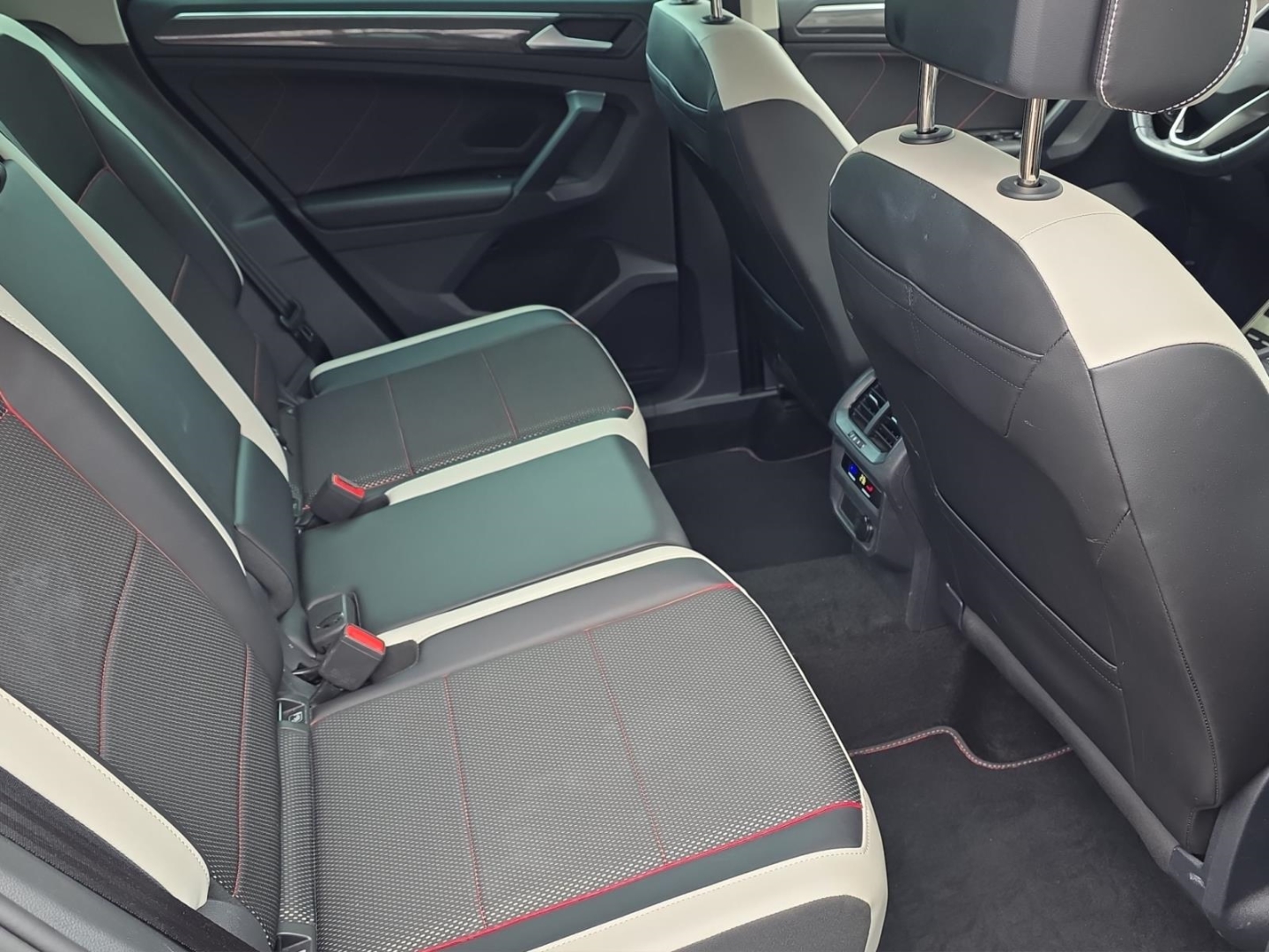 VW Tiguan Urban Sport 2.0 TDI, Standheizung, AHK schwenkbar, Navi, uranograu – Bild 10