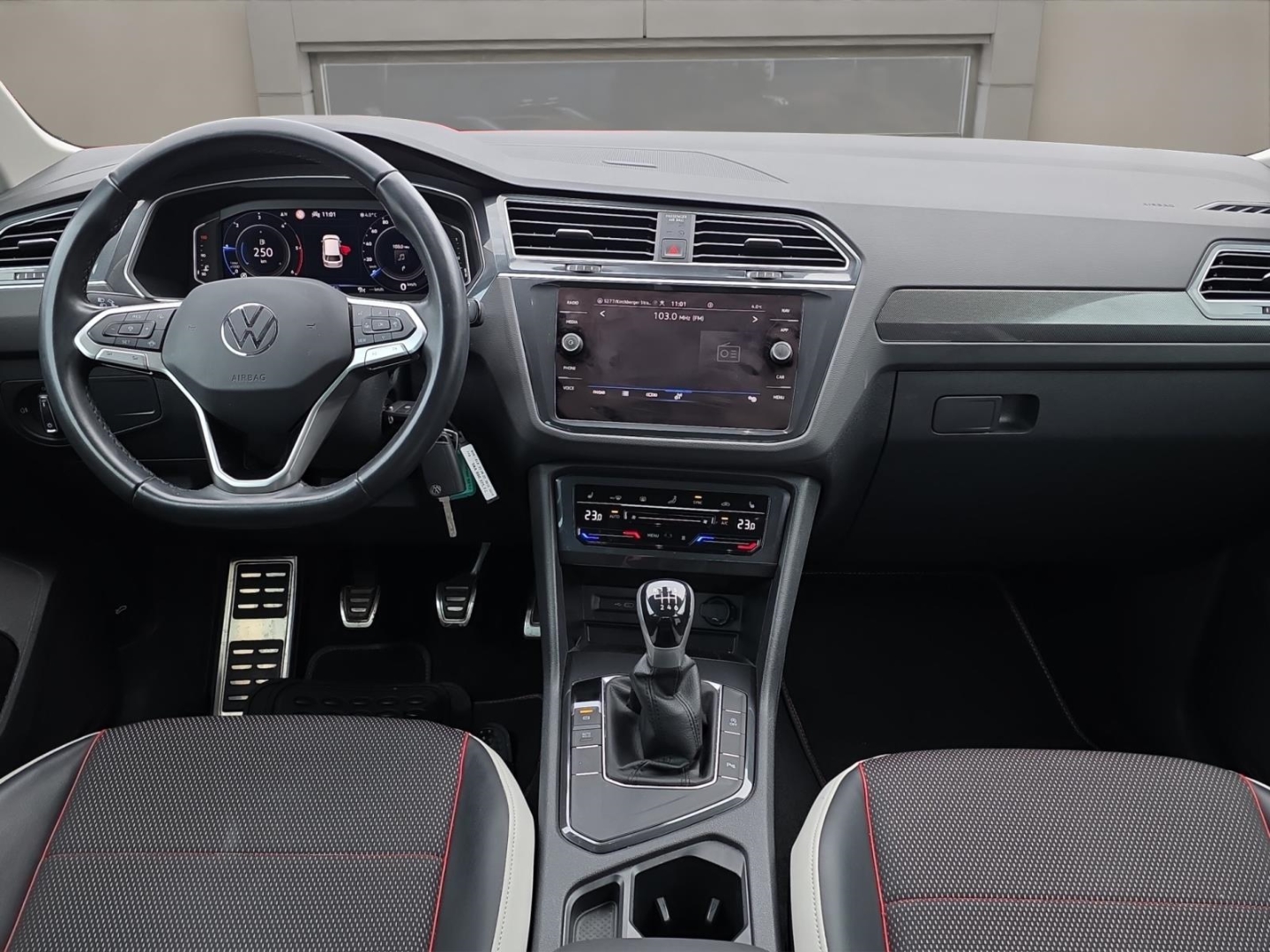 VW Tiguan Urban Sport 2.0 TDI, Standheizung, AHK schwenkbar, Navi, uranograu – Bild 11