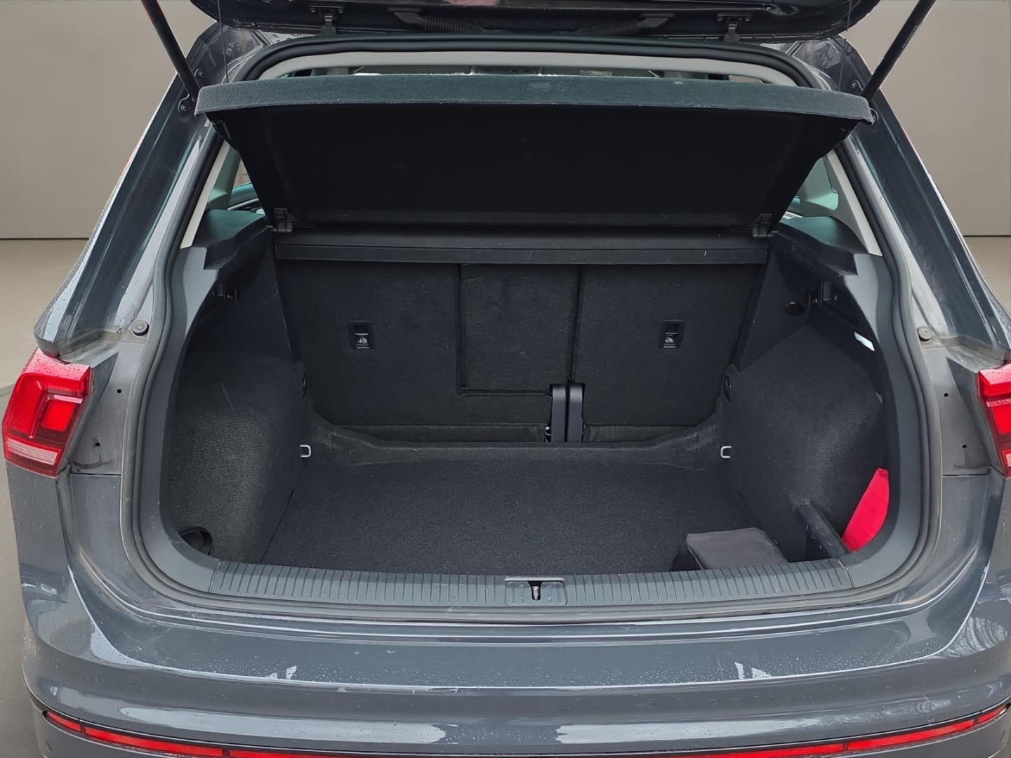 VW Tiguan Urban Sport 2.0 TDI, Standheizung, AHK schwenkbar, Navi, uranograu – Bild 12