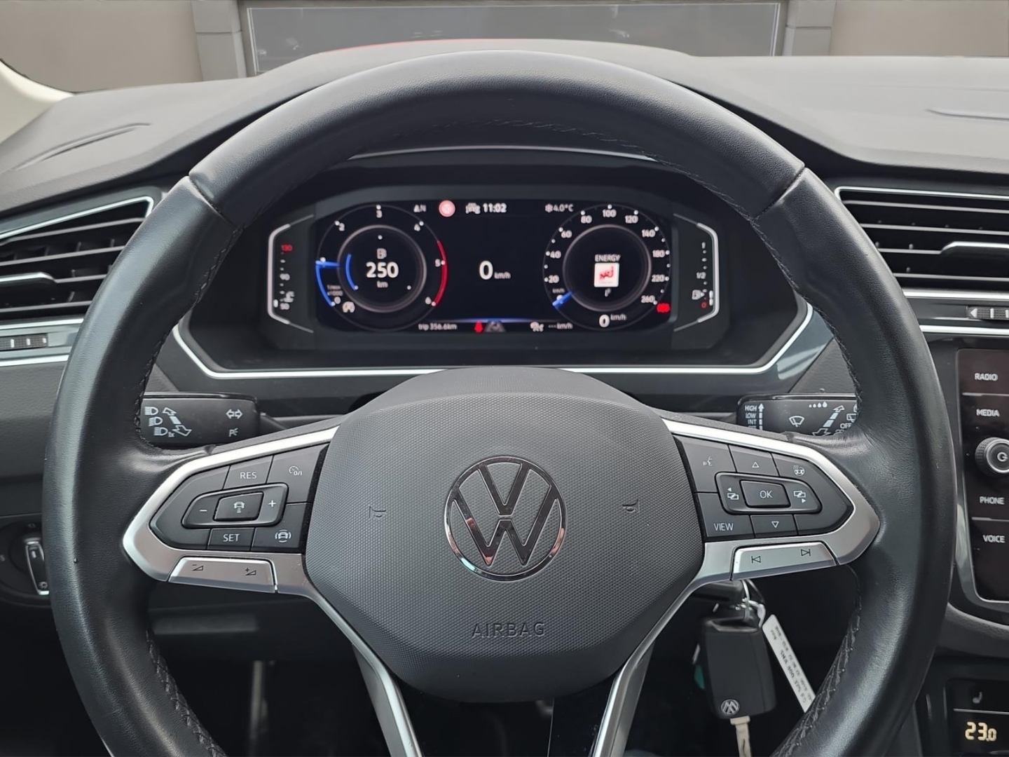 VW Tiguan Urban Sport 2.0 TDI, Standheizung, AHK schwenkbar, Navi, uranograu – Bild 15