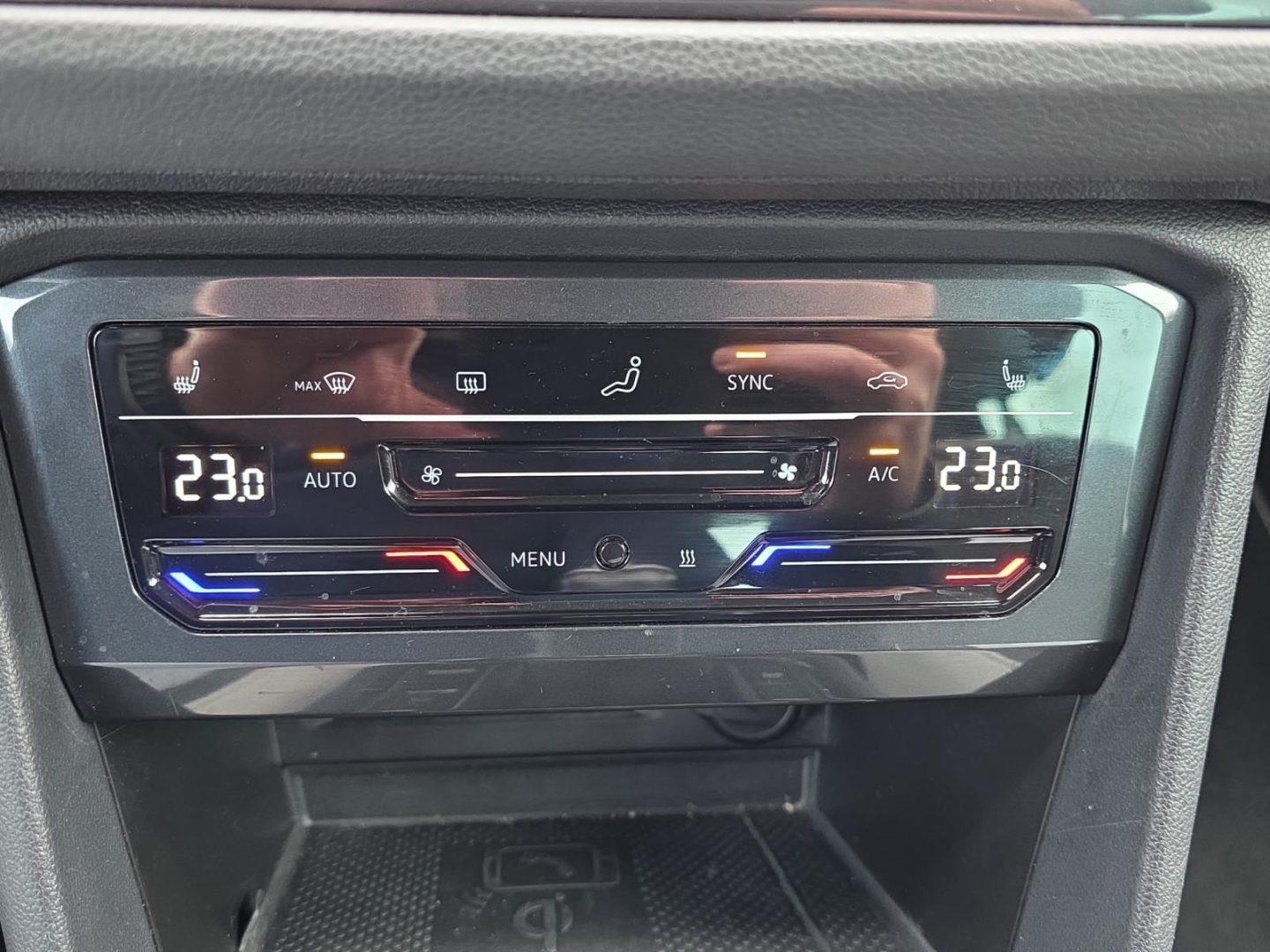 VW Tiguan Urban Sport 2.0 TDI, Standheizung, AHK schwenkbar, Navi, uranograu – Bild 17