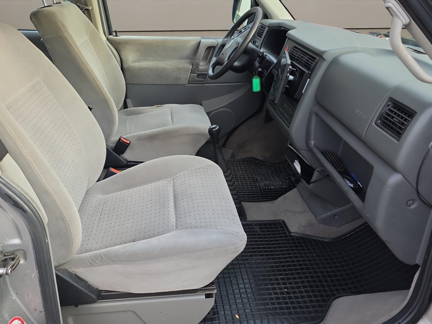 VW T4 Caravelle 2.5 TDI, Klimaautomatik, AHK,ohne Gewährleistung, silbergrau metallic – Bild 9