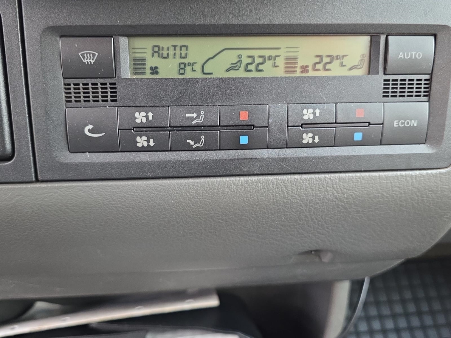 VW T4 Caravelle 2.5 TDI, Klimaautomatik, AHK,ohne Gewährleistung, silbergrau metallic – Bild 16