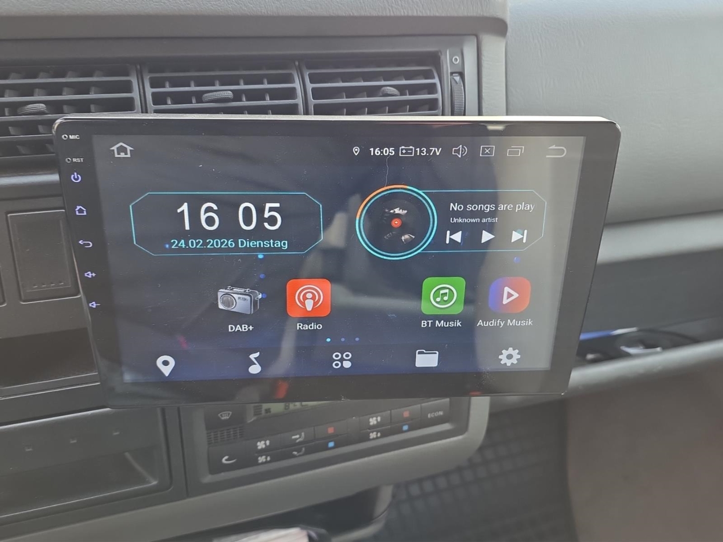 VW T4 Caravelle 2.5 TDI, Klimaautomatik, AHK,ohne Gewährleistung, silbergrau metallic – Bild 17