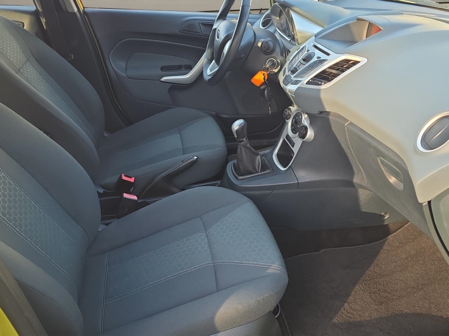 Ford Fiesta Titanium 1.4,Climatronic,beh.Frontsch.,PDC, squeeze (gruen) – Bild 9