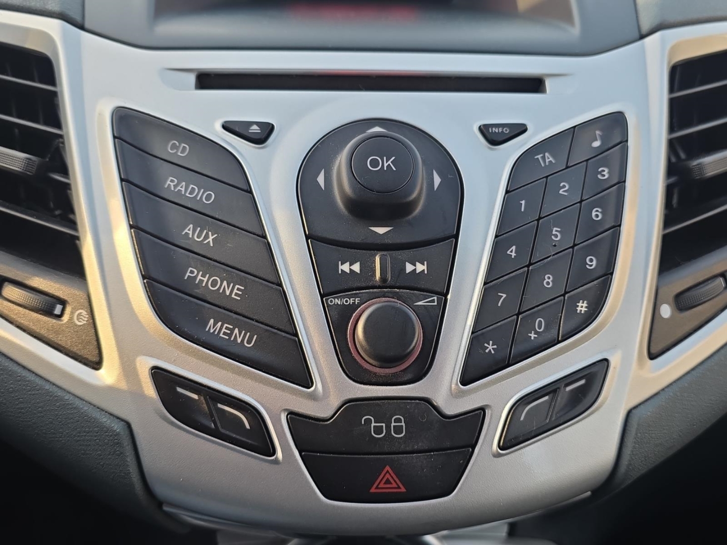 Ford Fiesta Titanium 1.4,Climatronic,beh.Frontsch.,PDC, squeeze (gruen) – Bild 16