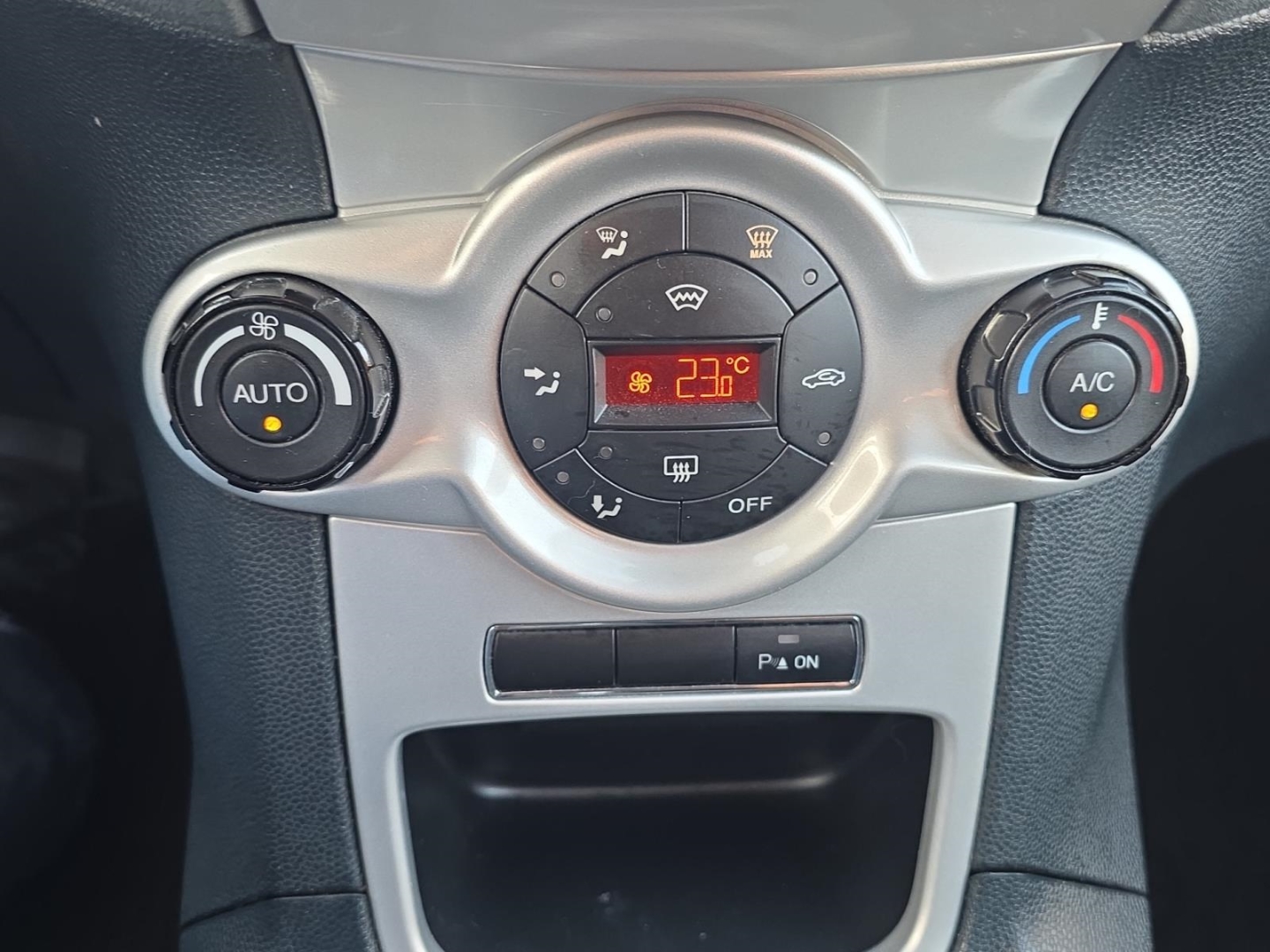 Ford Fiesta Titanium 1.4,Climatronic,beh.Frontsch.,PDC, squeeze (gruen) – Bild 17