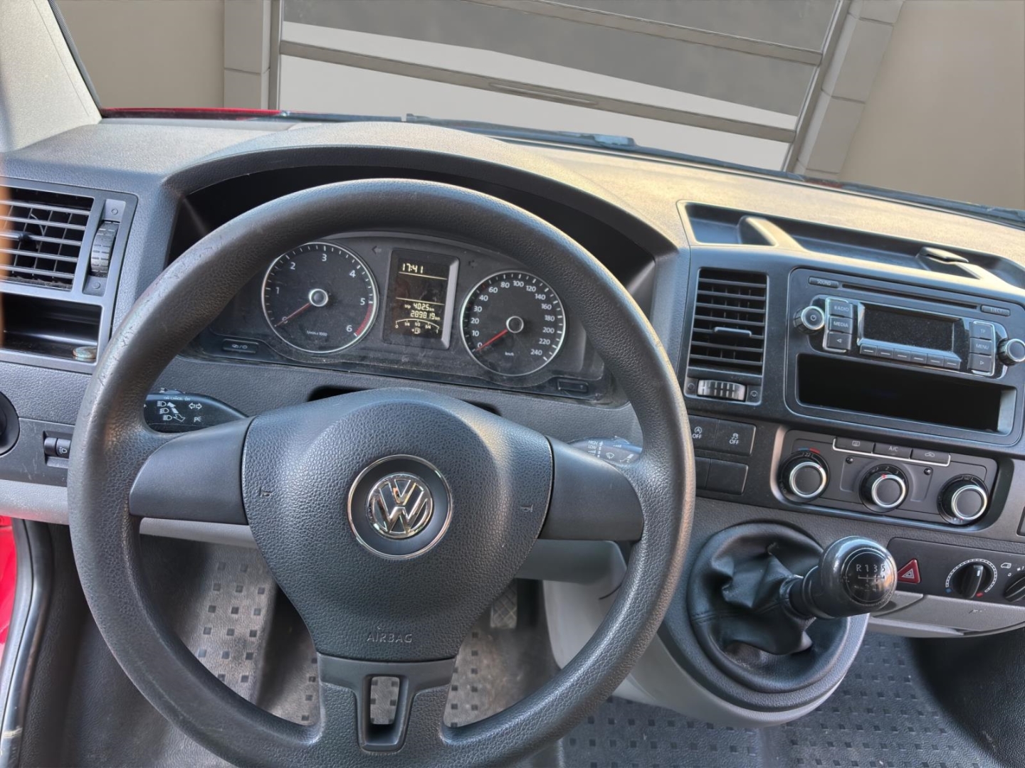 VW Transporter T5 lang ,Klima, Tempomat,Berganfahrass.,Kollisionswarner, rot – Bild 15