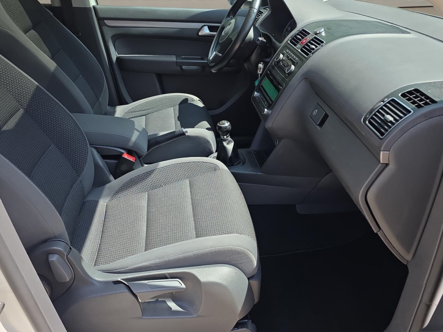 VW Touran 1.6 TDI, 7-Si, Climatronic,Pano-Dach,Tempomat,PDC, candy-weiß – Bild 9