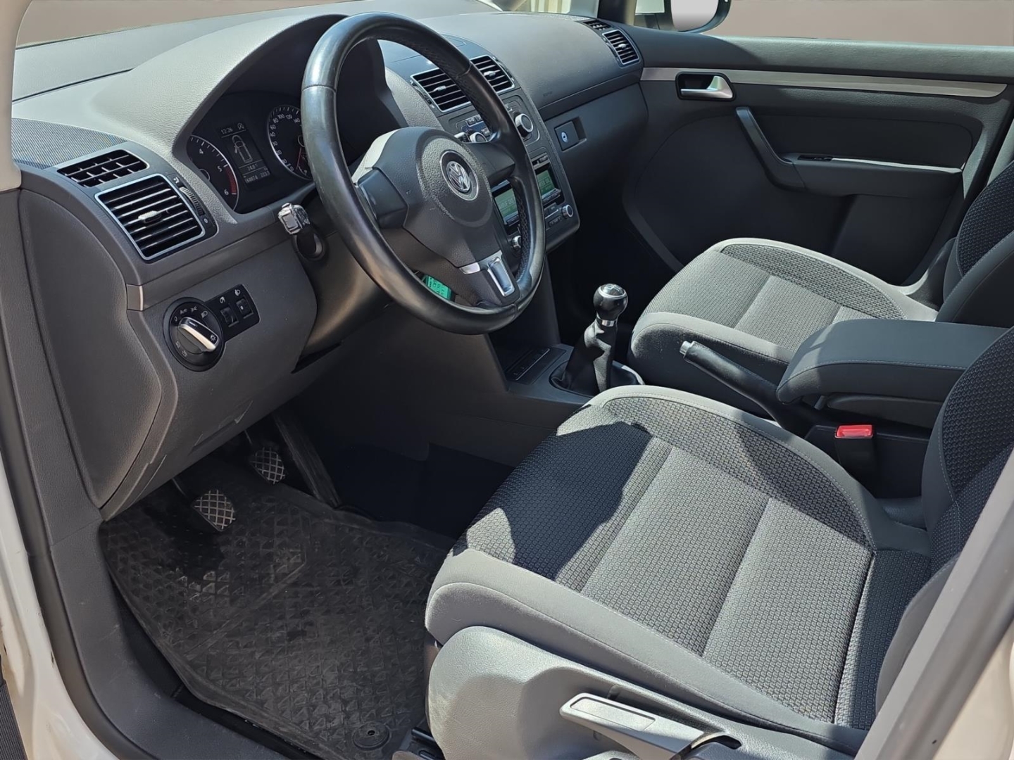 VW Touran 1.6 TDI, 7-Si, Climatronic,Pano-Dach,Tempomat,PDC, candy-weiß – Bild 13