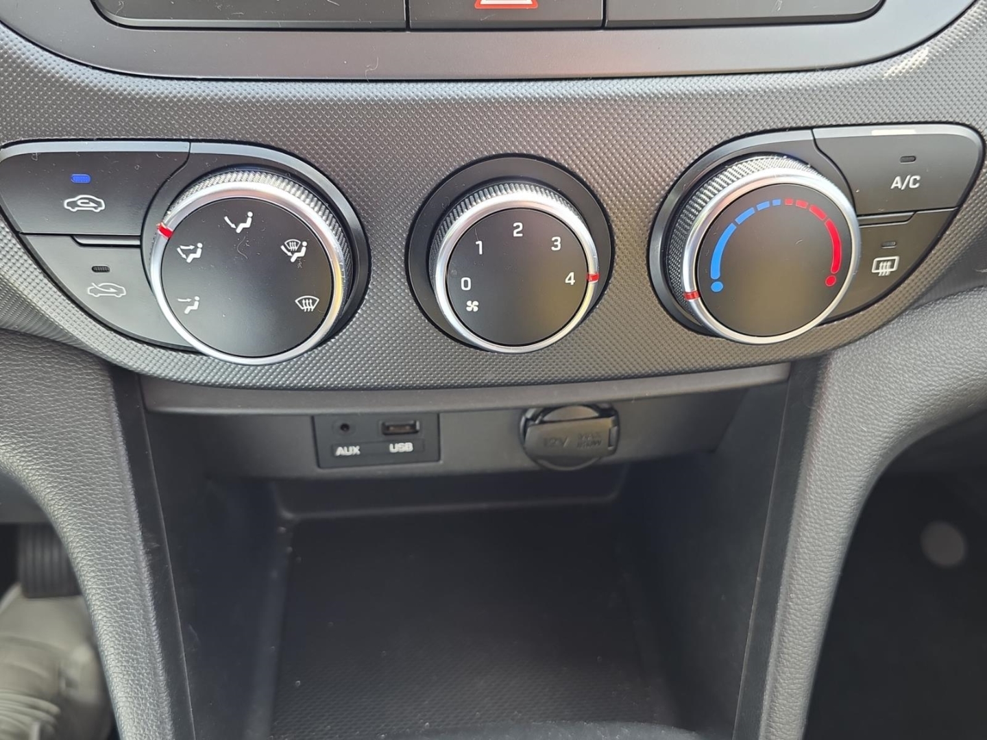 Hyundai i10 1.0, Klima ,Radio ,USB, weiss – Bild 17