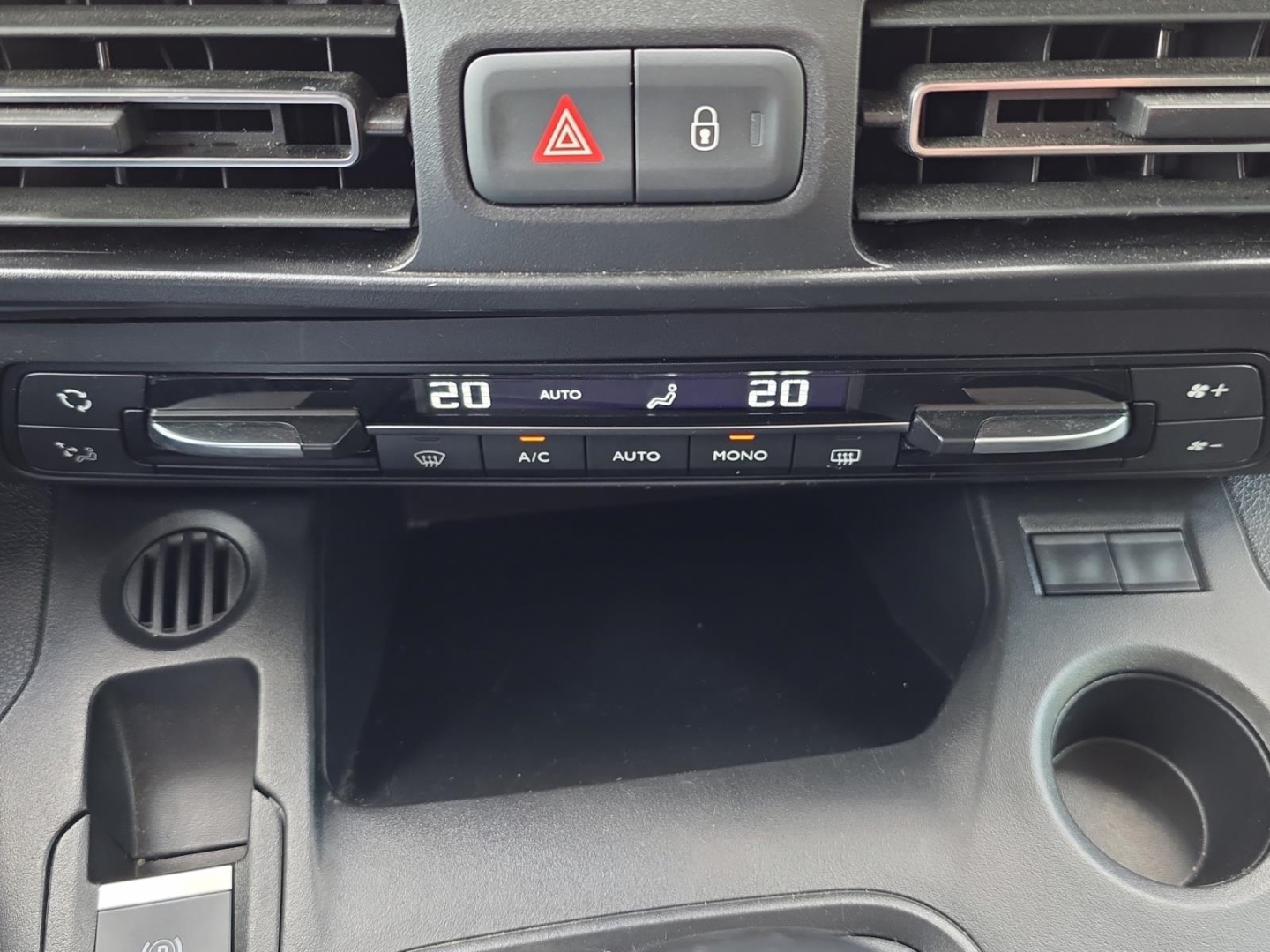 Peugeot Rifter Allure , AHK,Climatronic,Navi,R.Kamera,Tempomat,DAB, lack grau artense/typ aussenverkleidung metallic-lackierung – Bild 17